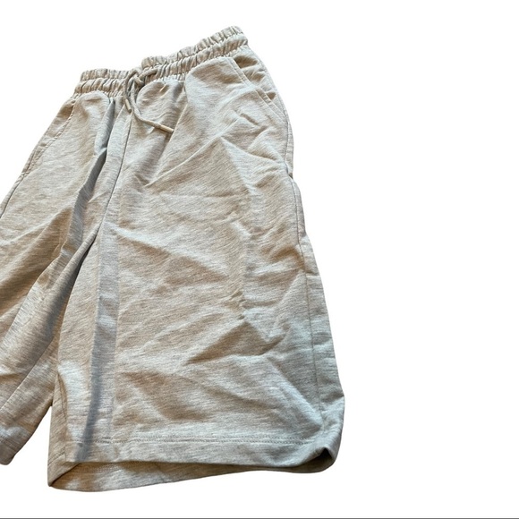 Asos DESIGN longer length sweat shorts in gray - Picture 3 of 9